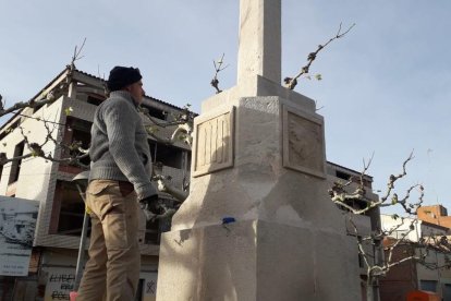 Treballs per retirar símbols franquistes de la creu de terme.