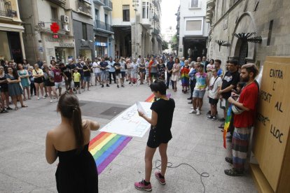 La lectura del manifiesto congregó ayer a un centenar de personas ante la Paeria.