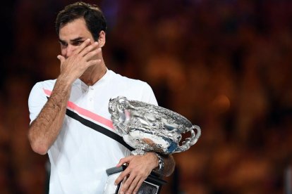 Roger Federer, emocionado tras ganar el Open de Australia.