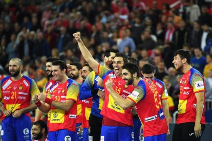 Los jugadores españoles celebran la consecución del Europeo tras ganar a Suecia.