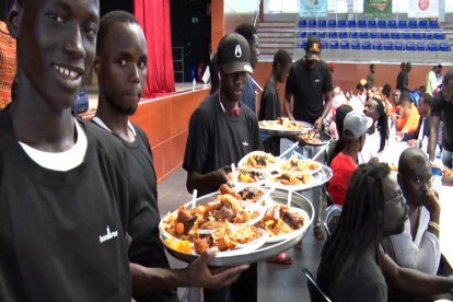 Els participants en el dinar van mostrar la gran diversitat gastronòmica d’aquesta comunitat.