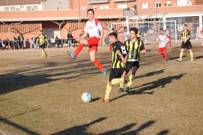 Dovleac se prepara para chutar a portería ante la presión de un rival. 