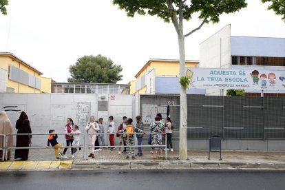 Alumnos y padres ayer a las 15.00 horas en la puerta del colegio. 