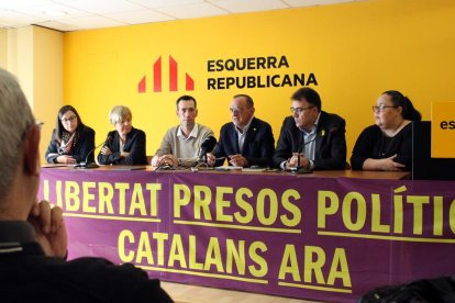 Els participants a l'acte de la firma de l'acord.