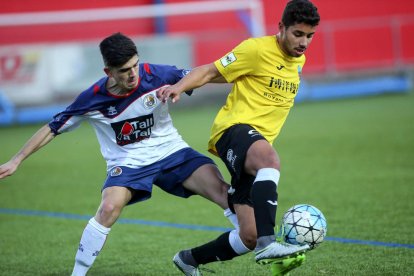 Gerard Borda controla la pilota davant la pressió d’un rival del Sant Ildefons en el partit d’ahir. 