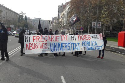 Estudiants tallen la Rambla d'Aragó de Lleida,