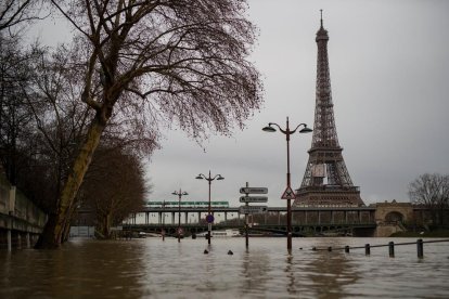 El río Sena, que alcanzó anoche su nivel máximo, a su paso cerca de la torra Eiffel.