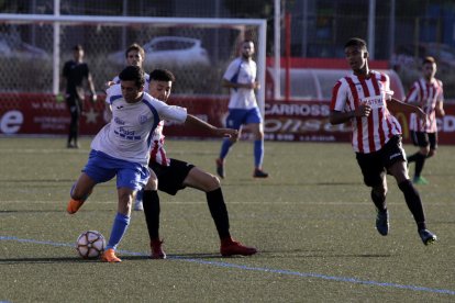 Una acció del partit amistós disputat ahir entre l’Atlètic Segre juvenil i el Mollerussa.