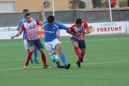 Jordana y Trota, jugadores del Balaguer, intentan evitar el avance de Joan Sala, autor del único tanto del Castellserà.