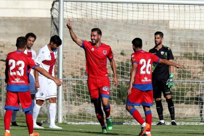 Un jugador del Numància celebra un dels cinc gols.