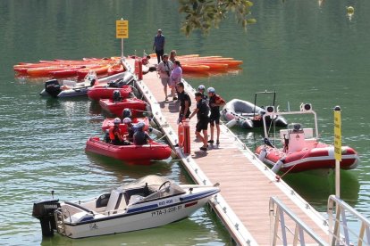 Un dels embarcadors del pantà de Rialb, amb diverses empreses que ofereixen activitats nàutiques.