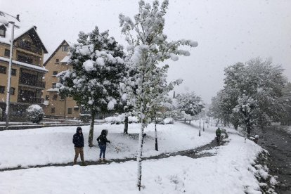 Nens jugant amb la neu a Vielha on es va arribar a acumular gairebé 20 centímetres.