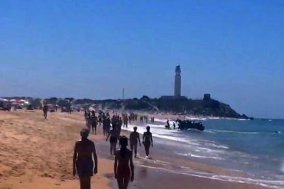 Moment del desembarcament d’una pastera a la platja gaditana de Zahora, ahir.