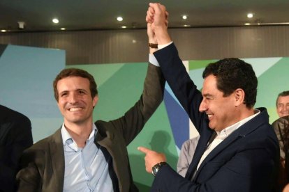 El líder del PP, Pablo Casado, ahir, amb el president de la formació a Andalusia, Juanma Moreno.