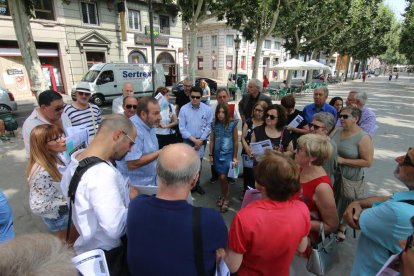 Participants ahir en una visita guiada a Ferran per obtenir propostes de cara a renovar-la.