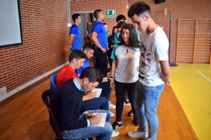 Gerard Albadalejo y el resto de miembros del Lleida con alumnos.