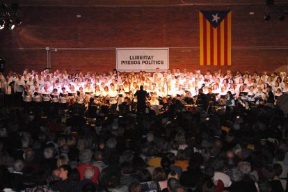 Un moment de l'actuació, la recaptació de la qual es destinarà a la Caixa de Solidaritat per als presos polítics.