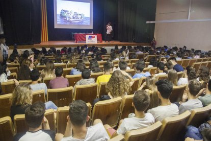 Assistents ahir a la conferència de l’ONG a la sala d’actes de l’INS Manuel de Pedrolo de Tàrrega.