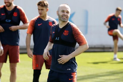 Andrés Iniesta, sonriente ayer durante el entrenamiento de la plantilla.