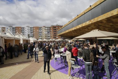 Gran afluencia de público en la plaza de la Llotja, con degustaciones de vinos y comida.