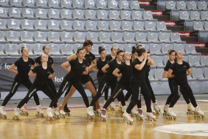 Uno de los grupos que entrenó ayer en el Barris Nord, que hoy y mañana acogen el Europeo.