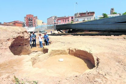 Imatge de la passarel·la amb restes arqueològiques al Call.