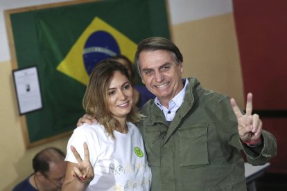 El candidat ultradretà, Jair Bolsonaro, i la seua dona, Michelle, ahir després de votar.