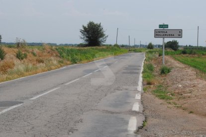 La conselleria de Territorio aseguró ayer que esta semana han empezado los trabajos previos para la reforma de la carretera de Linyola a Bellcaire, cuya calzada está muy deteriorada. Regantes de la zona habían pedido aplazar las obras hasta que finalice la campaña de regadío pero finalmente se emprenden ya.