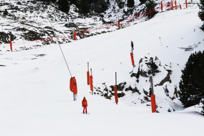 El personal de l’estació ja prova les pistes de Baqueira - Personal de pistes de Baqueira Beret prova aquesta setmana les pistes ja condicionades per obrir demà (a la imatge). L’estació aranesa inaugurarà la temporada d’hivern posant en s ...