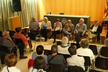 Mesa redonda sobre las pensiones - El Ateneu Popular de Lleida acogió ayer una mesa redonda sobre la suficiencia del sistema público de pensiones, de su estado actual y de su viabilidad en el futuro, que contó con la participación, entre otros, ...