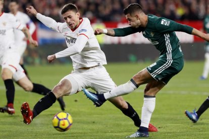 Lenglet intenta evitar la rematada de Sergio León, del Betis, durant el derbi sevillà.