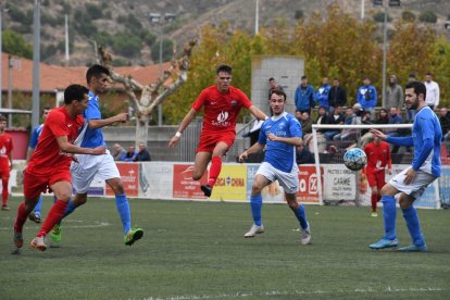 Un jugador de l’Alpicat xuta l’esfèrica davant la pressió rival.