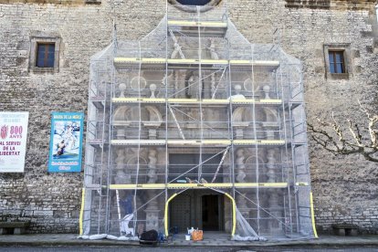 El pórtico barroco del santuario de Sant Ramon lleva dos años cubierto con una malla. 