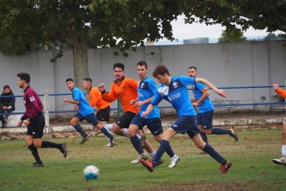 Una jugada del partido de ayer entre el Ivars d’Urgel y La Seu de Urgell. 