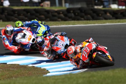 Maverick Viñales celebra su triunfo en Australia junto a Iannone y Dovizioso.