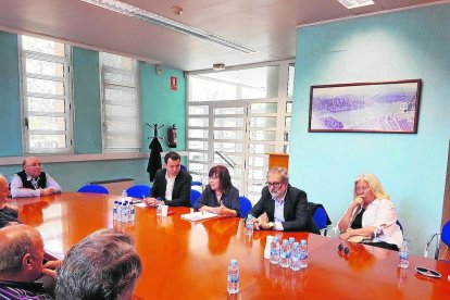 Ordeig, Narbona y Larrosa en la reunión de ayer con regantes.