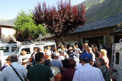 Turistas esperando el servicio de taxi para ir hasta Aigüestortes.