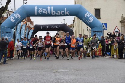 Momento de la salida de la carrera de 10 kilómetros, ayer en Vilanova de la Barca.