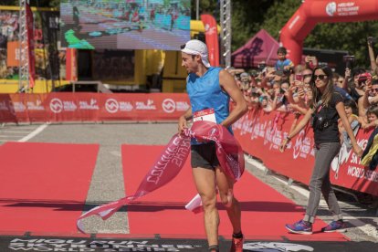 Kilian Jornet, en el momento de cruzar la meta batiendo el récord de la prueba con 2 h y 33 minutos.