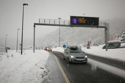 Paneles luminosos avisan del uso de cadenas de Vielha a Baqueira.