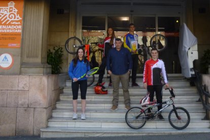 Claudia, Griselda, Alberto del Rosal, Saül i Marc a la porta de la residència Sant Anastasi.