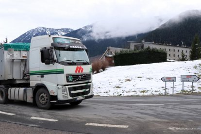 Un camió per l’N-230 al seu pas per Vielha.