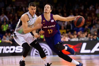 Thomas Heurtel y Nenad Dimitrijevic en una acción durante el partido entre el Barça y el Joventut.