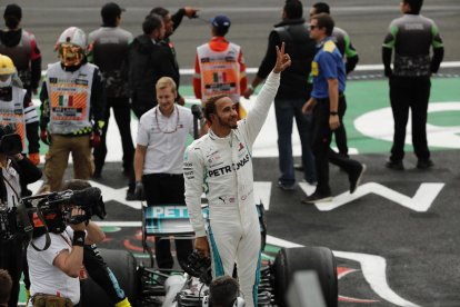 Lewis Hamilton celebra el seu cinquè títol mundial de Fórmula 1 després de ser quart a Mèxic.