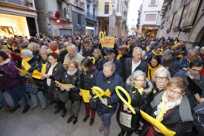 La plaça Paeria va tornar a congregar centenars de persones per demanar la deslliura dels presos polítics.