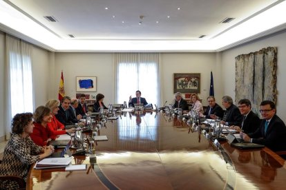 Rajoy durant la reunió del consell de ministres.