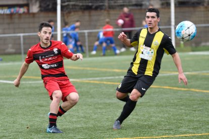 Roger Canadell trata de obtener el control del balón durante un lance del partido.