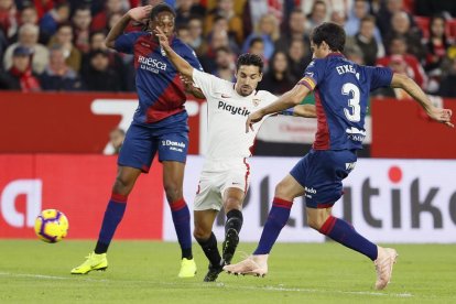 Jesús Navas amb la pilota davant de Xabier Etxeita, ahir durant el partit.