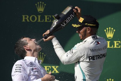 Lewis Hamilton celebra con su ingeniero de carrera Riccardo Mosconi la victoria en el Gran Premio de Hungría.