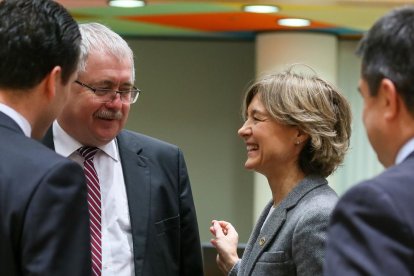 La ministra española de Agricultura conversa con su homólogo húngaro ayer en Bruselas.